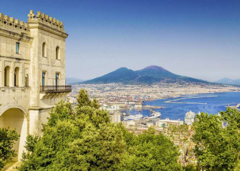 Der Golf von Neapel mit Vesuv in Italien