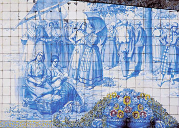 Ein traditionelles Azulejo, ein Bild aus bunten Fliesen