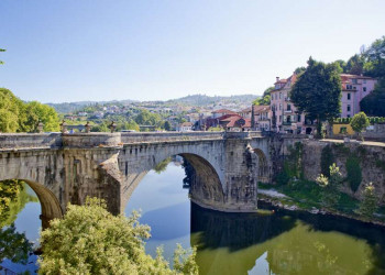 Die steinerne Brücke von Amarante in Nordportugal