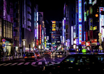 Nächtlich beleuchtete Straße in Tokio