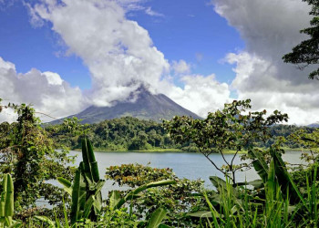 Blick über den Arenalsee zum Vulkan Arenal in Costa Rica
