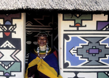 Fantasievolle Stoffe und Ornamente in Südafrika