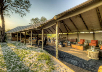 Die offene Lounge im Khwai Camp in Botswana