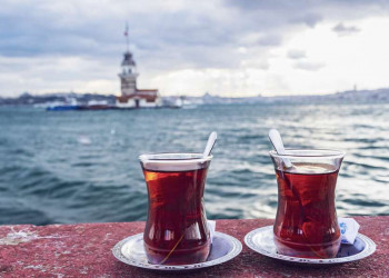 Pause auf der Städtereise in Istanbul - bei einem Gläschen Tee mit Ausblick