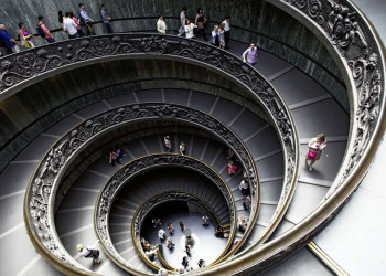 Oval ist Trumpf - in dem berühmten Treppenhaus der Vatikanischen Museen