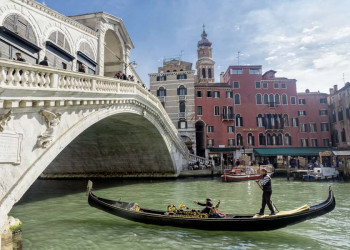 Bestimmt sehen Sie auf Ihrer Städtereise nach Venedig einen echten Gondoliere.