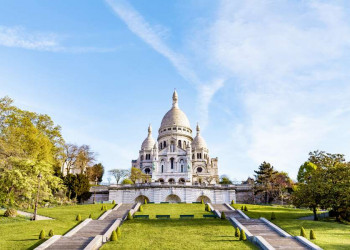 Von Sacré-Coeur auf dem Montmartre aus liegt Ihnen Paris zu Füßen