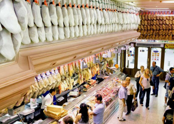Einkaufsfreude in einer Madrider Metzgerei