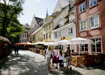 Bummel durch eine Altstadtstraße mit Restaurants in Riga