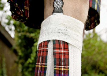 Auch die Wade des Schotten braucht den traditionellen Look!