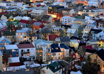 Blick auf die Dächer von Reykjavik im Winter