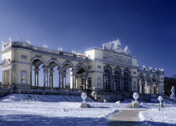 Die Gloriette von Schloss Schönbrunn im Schnee