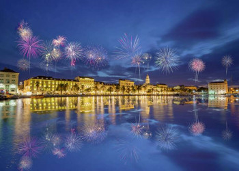 Frohes neues Jahr - mit einem Feuerwerk über der Altstadt von Split!
