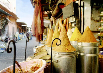Farbenfrohe Gewürze auf einem marokkanischen Markt