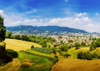 Bei Bergamo gehen die Ausläufer der Alpen in die Poebene über.