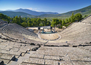 Wow, sogar hier oben versteht man in dem antiken Theater in Epidauros unsere Reiseleiterin ganz ohne Mikrofon!
