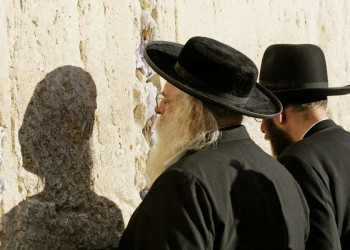 Betende Männer an der Klagemauer in Jerusalem