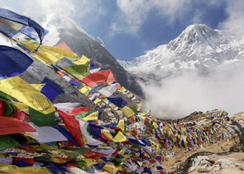 Im Wind flatternde Gebetsfahnen im Himalaya