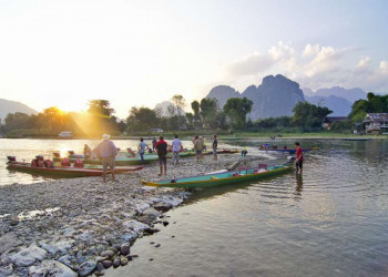 Mekong und Kegelkarstberge in Vang Vieng