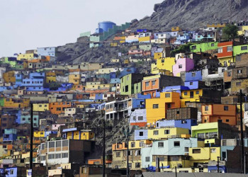 Die bunten Häuser von San Cristobal in Lima (Peru)