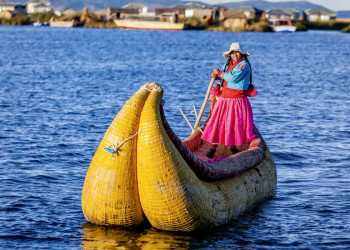 Uros-Frau auf einem Binsenboot auf dem Titicacasee