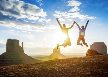 Freudensprünge junger Traveller im Monument Valley