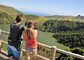 Kraterpanorama vor Meereskulisse auf den Azoren