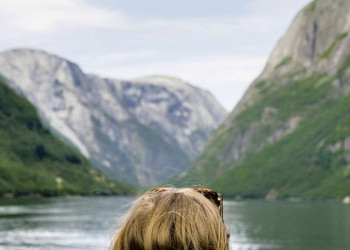 Wir mittendrin im Fjordland, die Felsen ragen steil empor