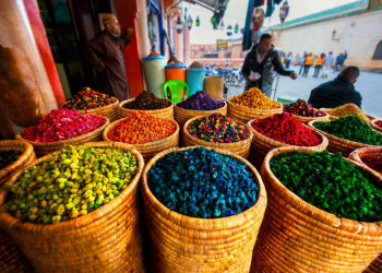 So bunt ist Marokko - Körbe mit Gewürzen vor einem Geschäft