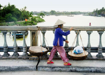 Ein häufiges Bild in Vietnam: Locals unterwegs mit Bambuskörben