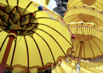 Kunstvolle Schirme auf Bali