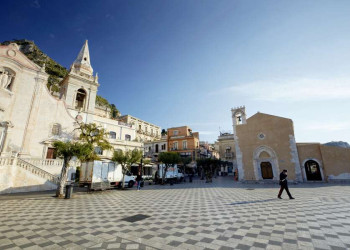 Stadtplatz der Hügelstadt Taormina