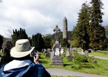Friedhof und Rundturm in Glendalough, Wicklow, Irland
