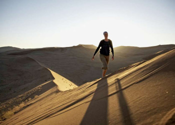 Wanderung auf einem Dünenkamm der Namib