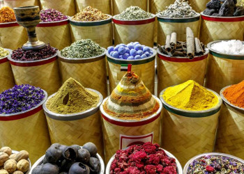 Bunte Gewürzmischungen im Basar