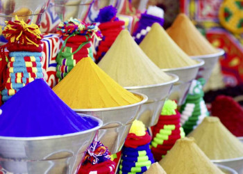 Farbenfrohe Ware im ägyptischen Souk