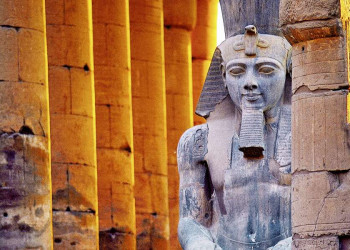 Ramses II. wacht über Luxor.