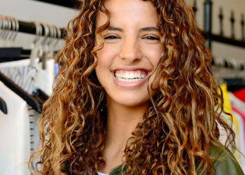 Eine junge Frau beim Shoppen im modernen, unorthodoxen Israel