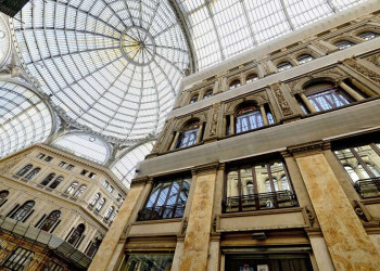 Die majestätische Glaskuppel der Galleria Umberto I in Neapel