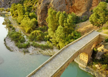 Romantisch: steinerne Brücke in der Provinz Aragón