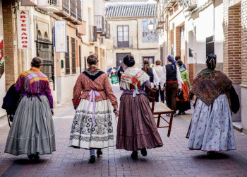 Frauen in traditioneller Tracht in Spanien