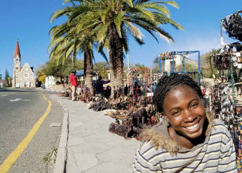 Junges Mädchen auf einem Handwerksmarkt in Namibia