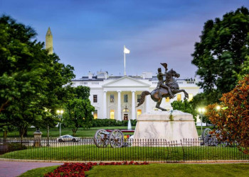 Lafayette-Park mit Reiterstatue vor dem Weißen Haus in Washington