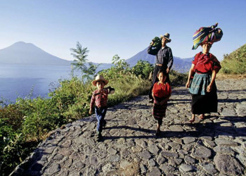 Eine Mayafamilie am Atitlánsee in Guatemala