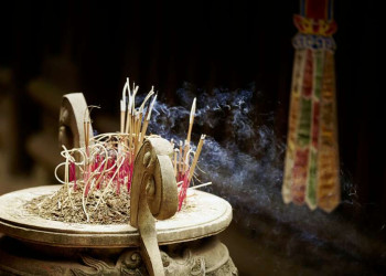 Räucherstäbchen in einem vietnamesischen Tempel