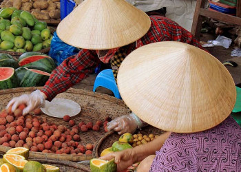 Obsthändler auf einem vietnamesischen Markt