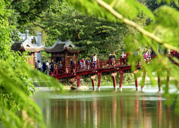 Brücke über den Hoan-Kiem-See in Vietnams Hauptstadt Hanoi
