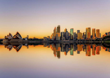 Die Skyline und das Opernhaus von Sydney im Abendlicht