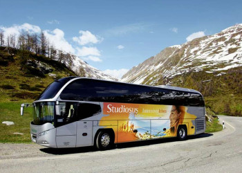 Nimmt auch die Kurven vom Fjell zu den Fjorden mit Bravour: unser Komfortbus