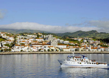 Ein Boot vor der Küste der Azoreninsel Faial